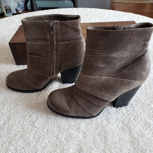 Vince Camuto Belta Brown Leathed Boots - Picture 3 of 8